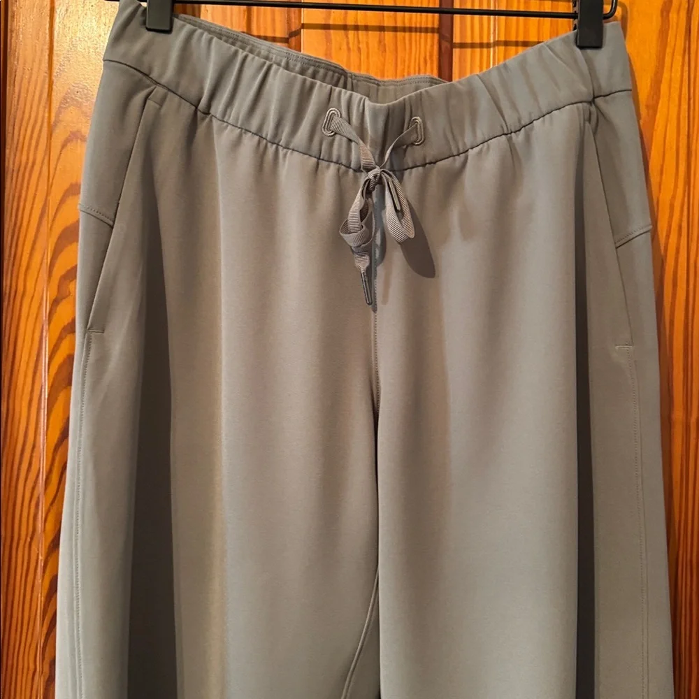 Lululemon On the Fly Wide-Leg 7/8 Pant *Woven - Grey Sage